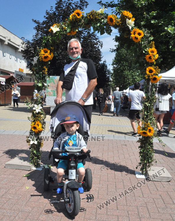 Еньовденски венец за здраве в центъра на Хасково и ръкоделия родно производство в "Българско е!"