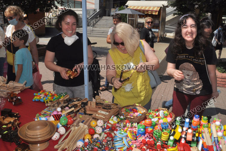 Еньовденски венец за здраве в центъра на Хасково и ръкоделия родно производство в "Българско е!"