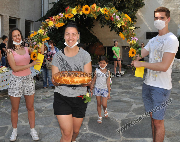 Знаете ли какво означава „златна тояга през село ходи“ в наричанията на пръстените за Еньовден?