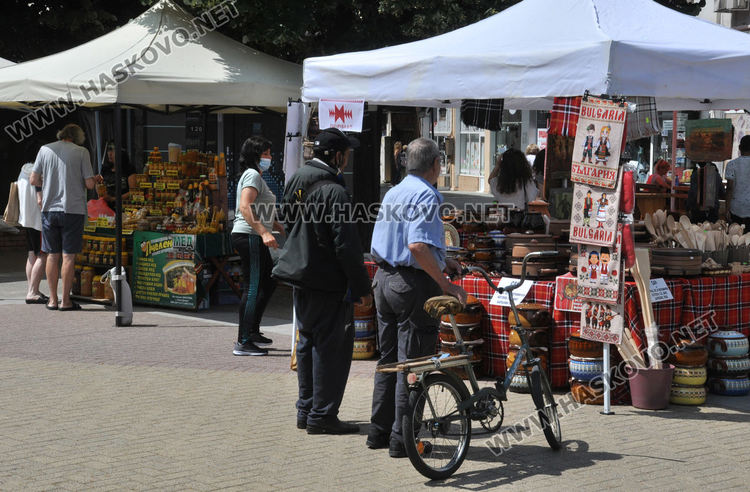 Еньовденски венец за здраве в центъра на Хасково и ръкоделия родно производство в "Българско е!"