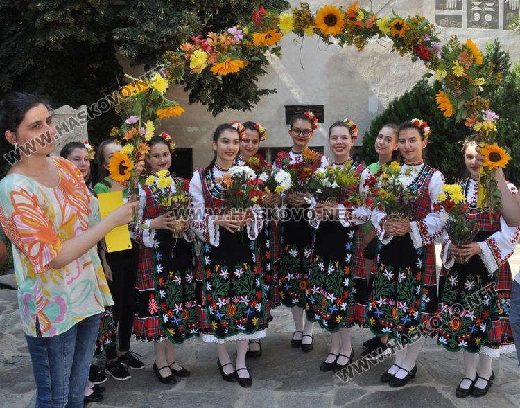 Знаете ли какво означава „златна тояга през село ходи“ в наричанията на пръстените за Еньовден?