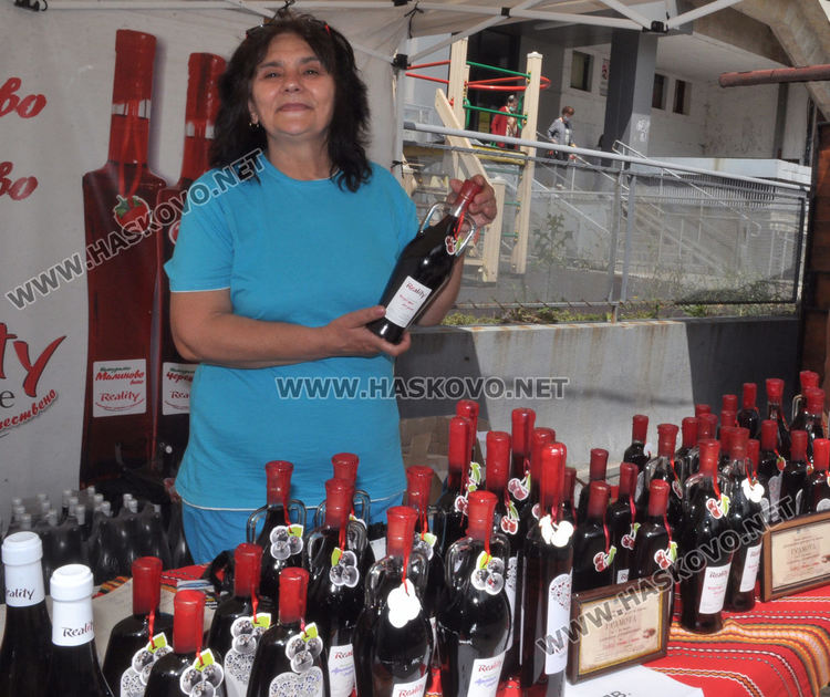 Еньовденски венец за здраве в центъра на Хасково и ръкоделия родно производство в "Българско е!"