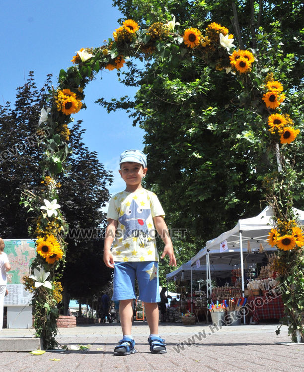 Еньовденски венец за здраве в центъра на Хасково и ръкоделия родно производство в "Българско е!"