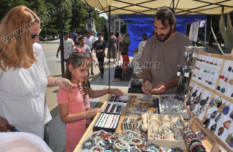 Еньовденски венец за здраве в центъра на Хасково и ръкоделия родно производство в "Българско е!"