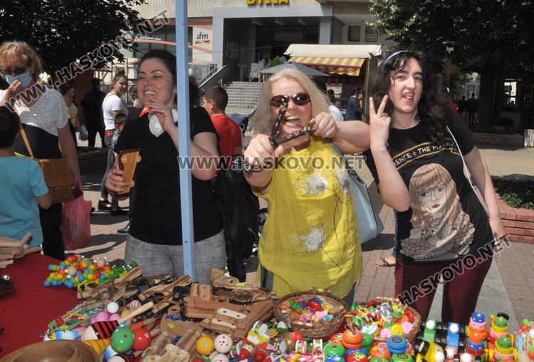 Еньовденски венец за здраве в центъра на Хасково и ръкоделия родно производство в "Българско е!"
