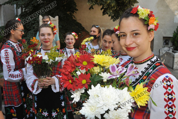 Знаете ли какво означава „златна тояга през село ходи“ в наричанията на пръстените за Еньовден?