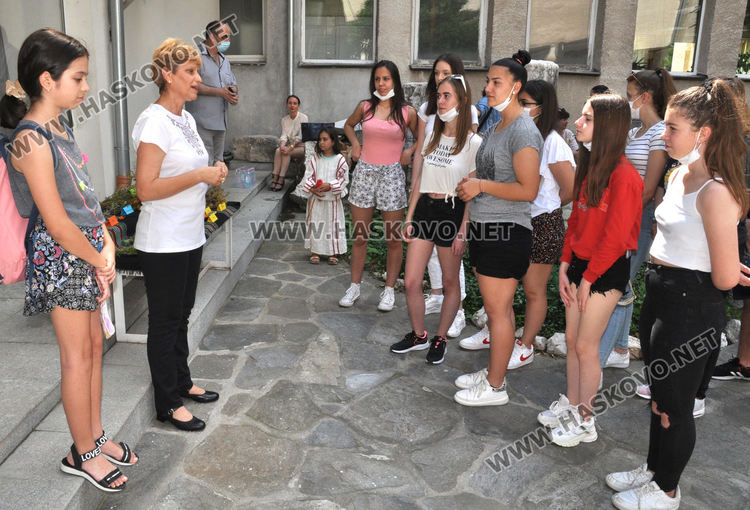 Знаете ли какво означава „златна тояга през село ходи“ в наричанията на пръстените за Еньовден?