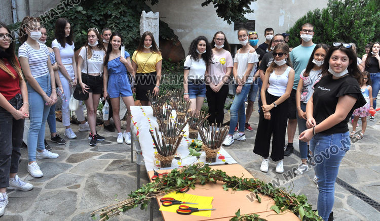 Знаете ли какво означава „златна тояга през село ходи“ в наричанията на пръстените за Еньовден?