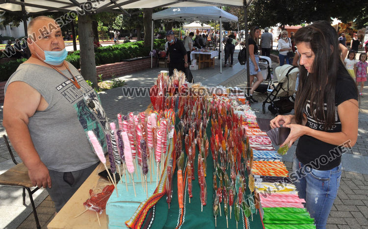 Еньовденски венец за здраве в центъра на Хасково и ръкоделия родно производство в "Българско е!"