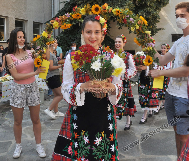 Знаете ли какво означава „златна тояга през село ходи“ в наричанията на пръстените за Еньовден?