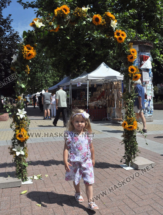 Еньовденски венец за здраве в центъра на Хасково и ръкоделия родно производство в "Българско е!"