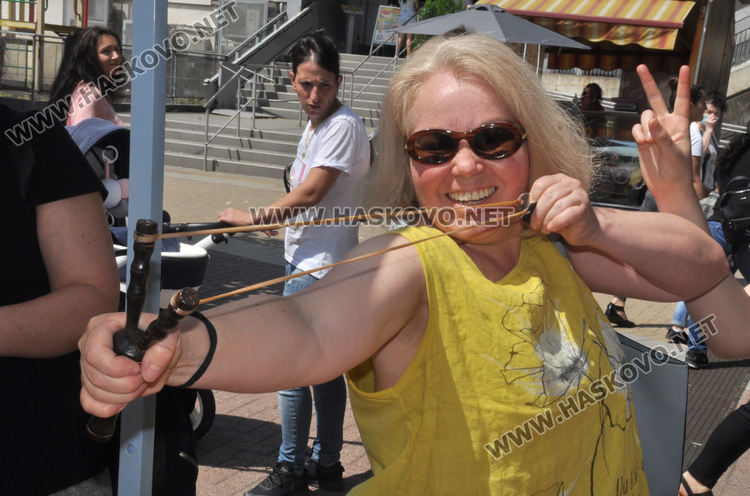 Еньовденски венец за здраве в центъра на Хасково и ръкоделия родно производство в "Българско е!"