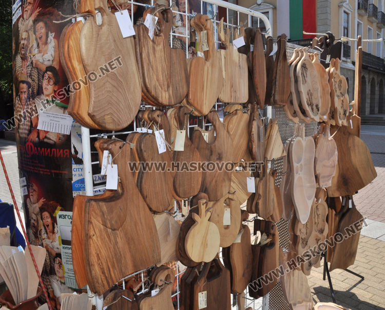 Еньовденски венец за здраве в центъра на Хасково и ръкоделия родно производство в "Българско е!"