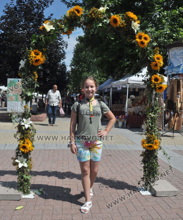 Еньовденски венец за здраве в центъра на Хасково и ръкоделия родно производство в "Българско е!"