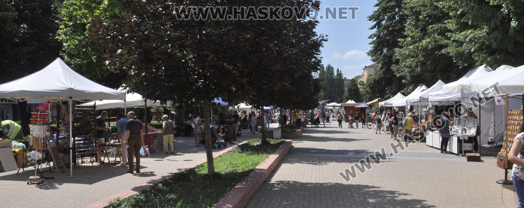Еньовденски венец за здраве в центъра на Хасково и ръкоделия родно производство в "Българско е!"