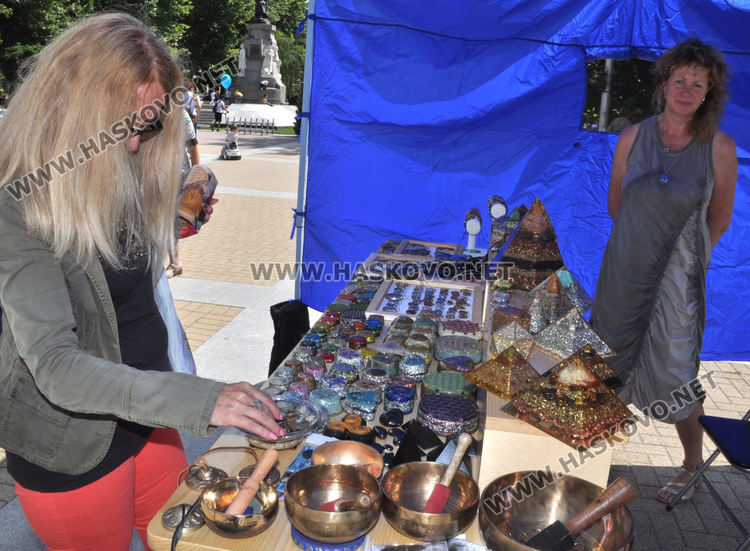 Еньовденски венец за здраве в центъра на Хасково и ръкоделия родно производство в "Българско е!"