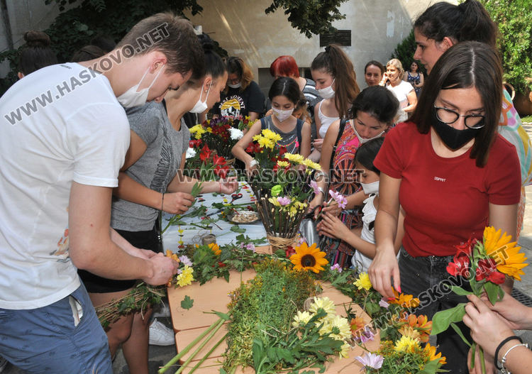 Знаете ли какво означава „златна тояга през село ходи“ в наричанията на пръстените за Еньовден?