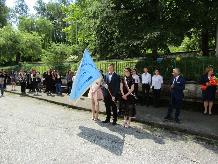 Три специални стипендии от по 250 евро месечно получиха абитуриенти от Смолян