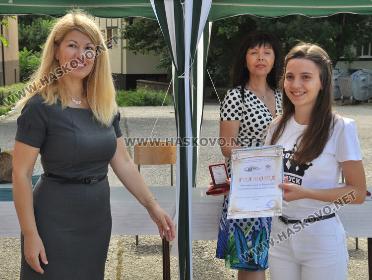 С много отличия и постижения завършва випуск 2020 на Математическата гимназия