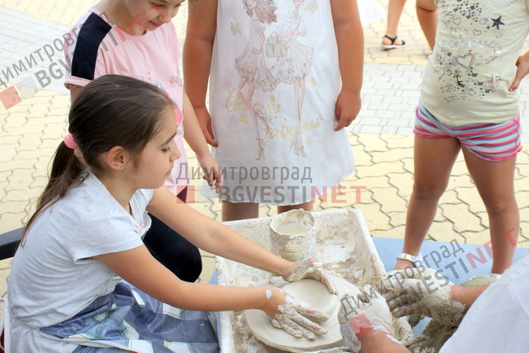 С народни обичаи, музика, танци и детски работилнички бе отбелязан Еньовден в Димитровград - ВИДЕО