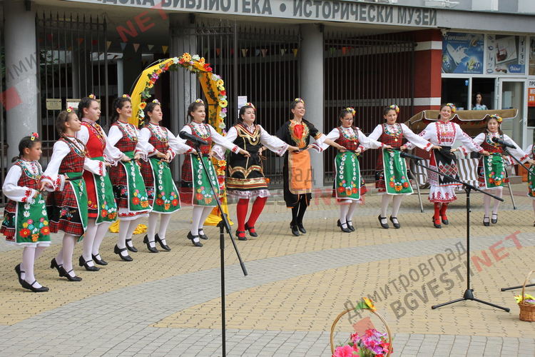 С народни обичаи, музика, танци и детски работилнички бе отбелязан Еньовден в Димитровград - ВИДЕО