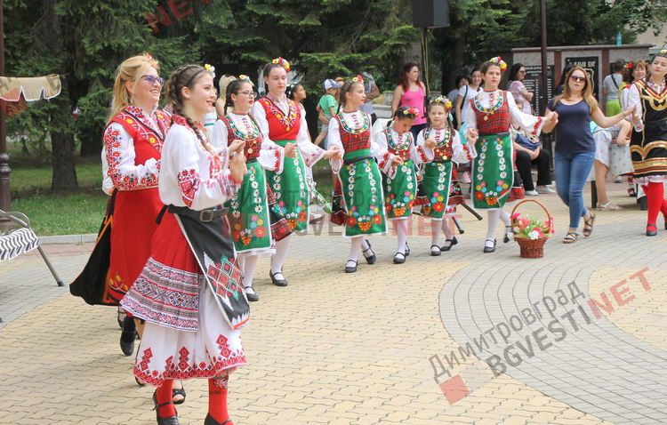 С народни обичаи, музика, танци и детски работилнички бе отбелязан Еньовден в Димитровград - ВИДЕО