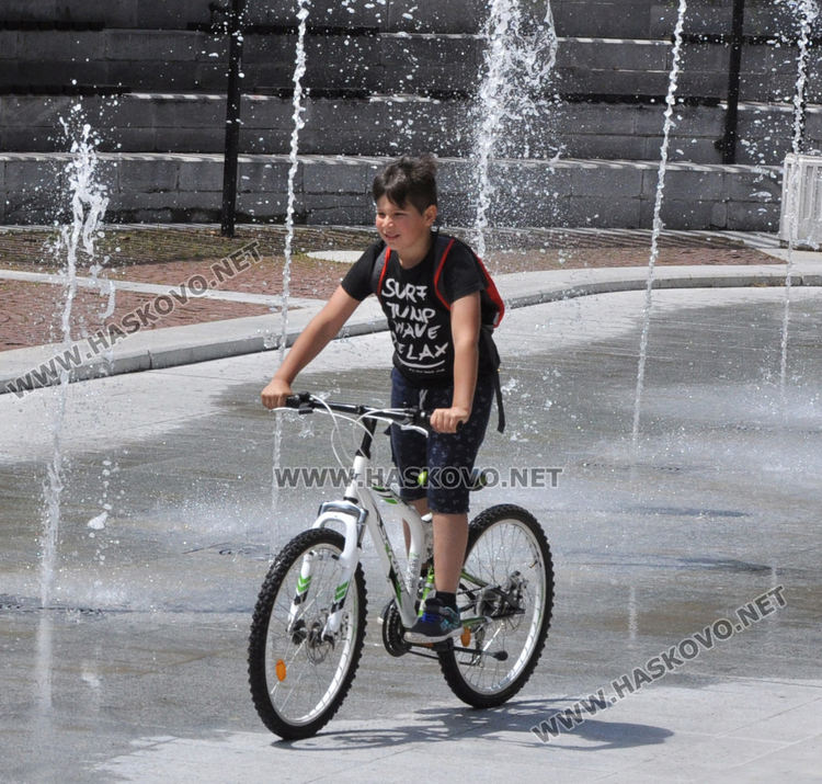 Слънце, облаци и кратък дъжд в четвъртък