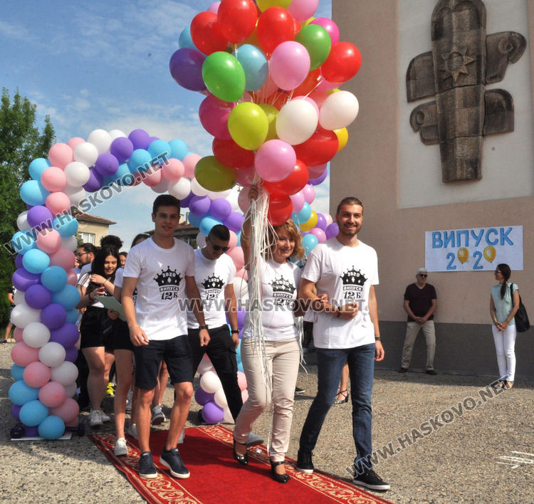 С много отличия и постижения завършва випуск 2020 на Математическата гимназия