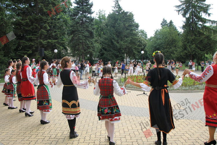 С народни обичаи, музика, танци и детски работилнички бе отбелязан Еньовден в Димитровград - ВИДЕО