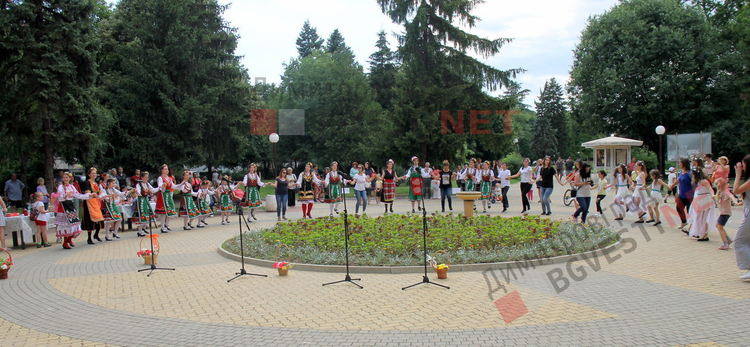 С народни обичаи, музика, танци и детски работилнички бе отбелязан Еньовден в Димитровград - ВИДЕО