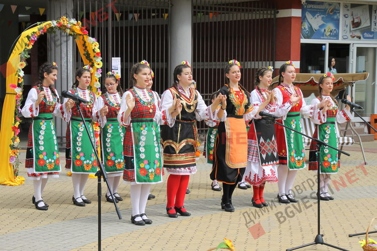 С народни обичаи, музика, танци и детски работилнички бе отбелязан Еньовден в Димитровград - ВИДЕО