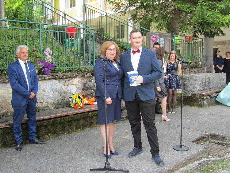 Три специални стипендии от по 250 евро месечно получиха абитуриенти от Смолян