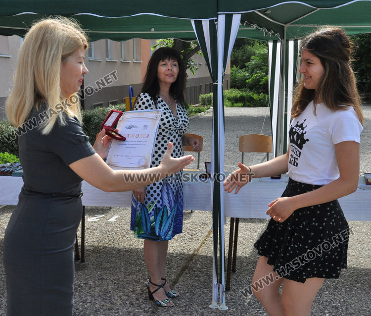 С много отличия и постижения завършва випуск 2020 на Математическата гимназия