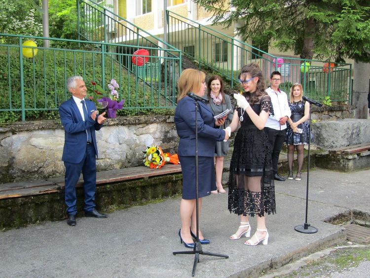 Три специални стипендии от по 250 евро месечно получиха абитуриенти от Смолян