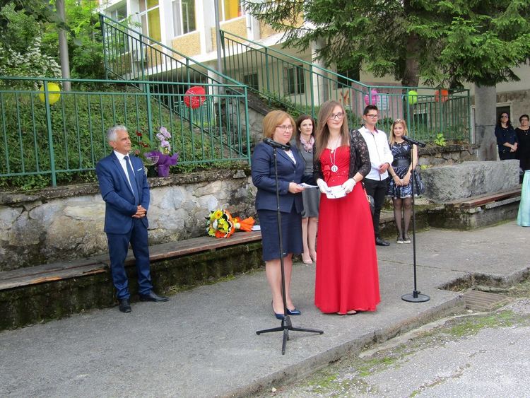 Три специални стипендии от по 250 евро месечно получиха абитуриенти от Смолян