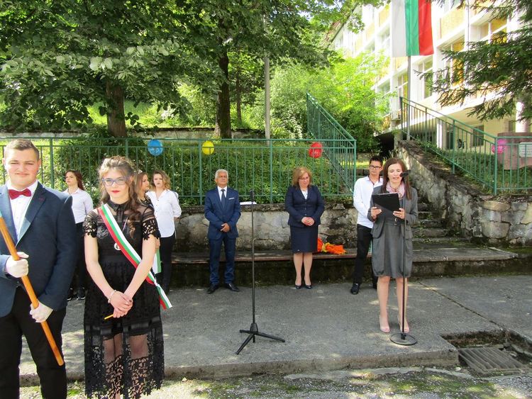 Три специални стипендии от по 250 евро месечно получиха абитуриенти от Смолян