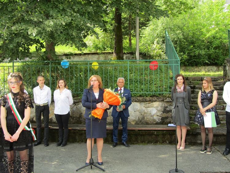 Три специални стипендии от по 250 евро месечно получиха абитуриенти от Смолян