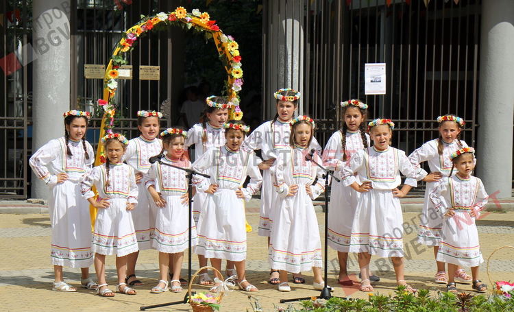 С народни обичаи, музика, танци и детски работилнички бе отбелязан Еньовден в Димитровград - ВИДЕО