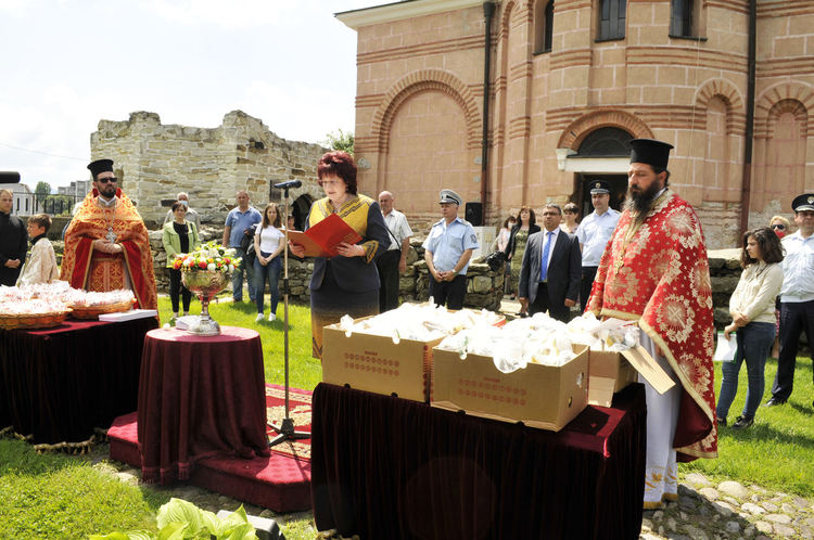 Полицаите на Кърджали с признателност от децата от Неделното училище към манастира "Св.Йоан Предтеча"