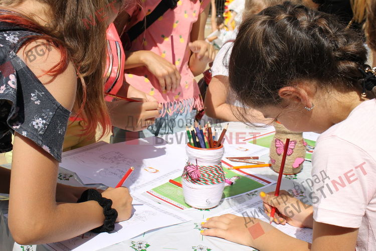 С народни обичаи, музика, танци и детски работилнички бе отбелязан Еньовден в Димитровград - ВИДЕО