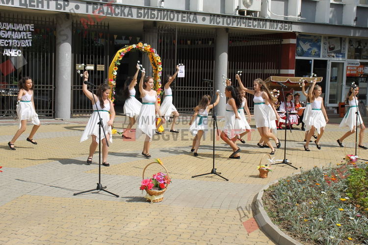 С народни обичаи, музика, танци и детски работилнички бе отбелязан Еньовден в Димитровград - ВИДЕО