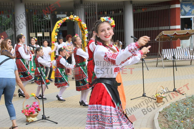 С народни обичаи, музика, танци и детски работилнички бе отбелязан Еньовден в Димитровград - ВИДЕО