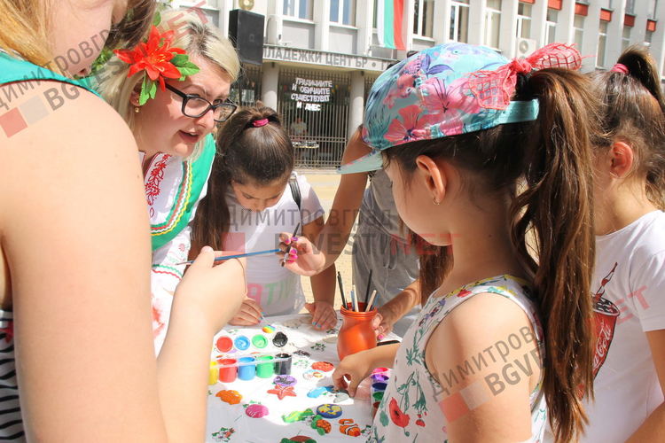 С народни обичаи, музика, танци и детски работилнички бе отбелязан Еньовден в Димитровград - ВИДЕО