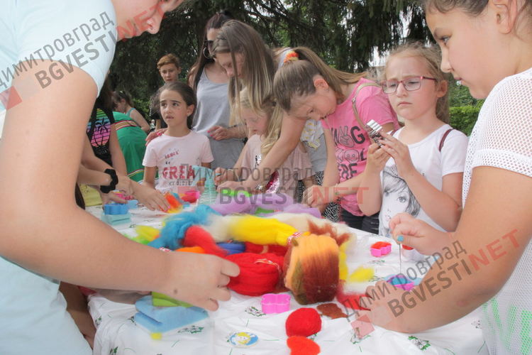 С народни обичаи, музика, танци и детски работилнички бе отбелязан Еньовден в Димитровград - ВИДЕО