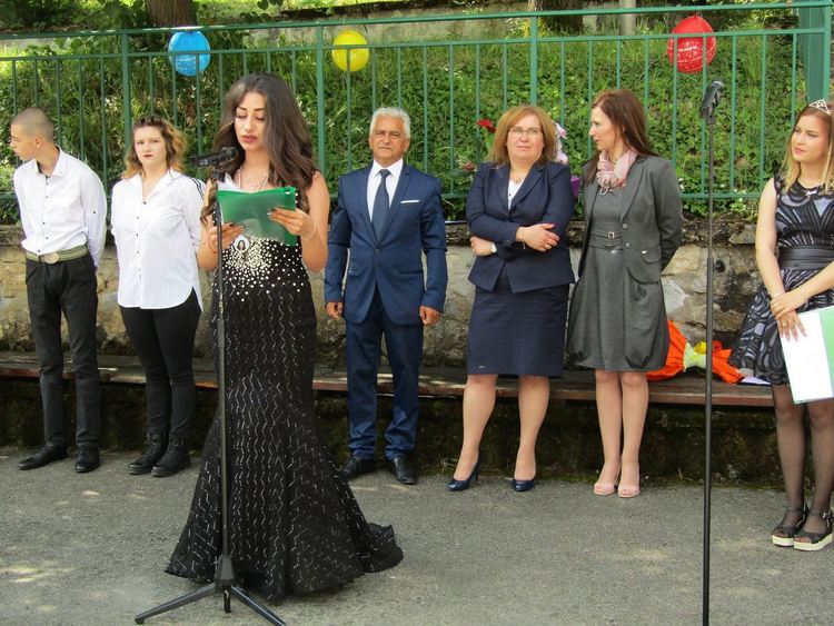 Три специални стипендии от по 250 евро месечно получиха абитуриенти от Смолян