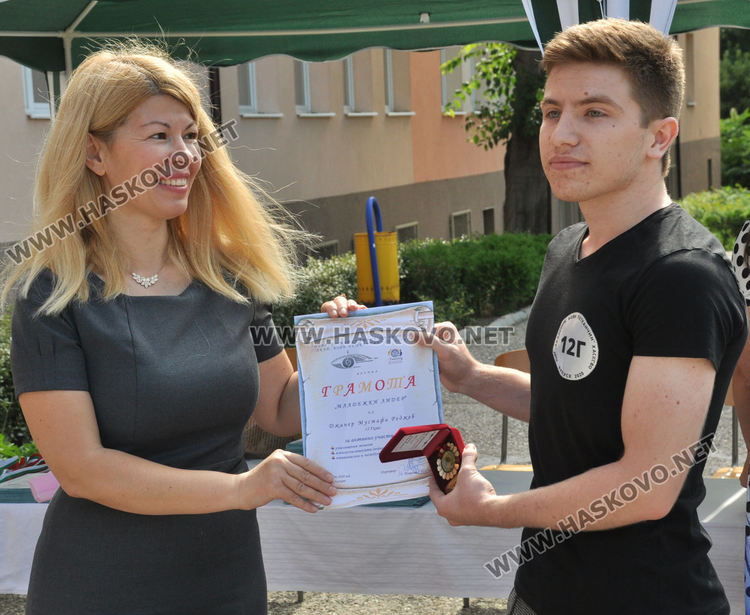 С много отличия и постижения завършва випуск 2020 на Математическата гимназия