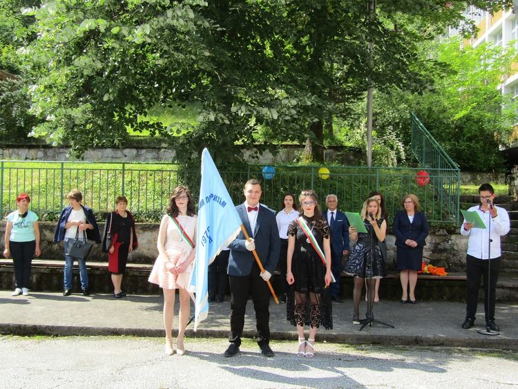 Три специални стипендии от по 250 евро месечно получиха абитуриенти от Смолян