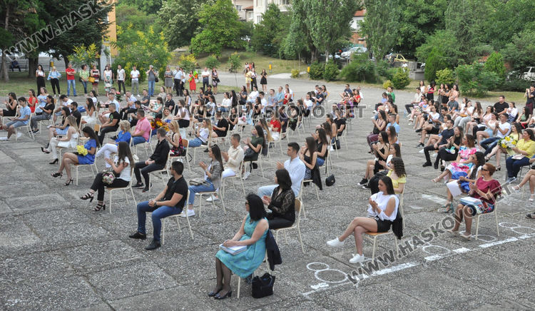 На тържествена церемония тази вечер се дипломираха зрелостниците от Езиковата гимназия