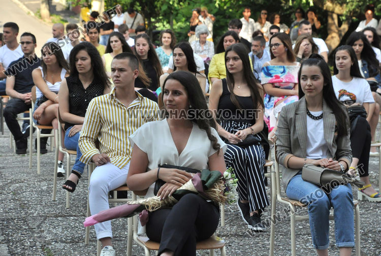 На тържествена церемония тази вечер се дипломираха зрелостниците от Езиковата гимназия