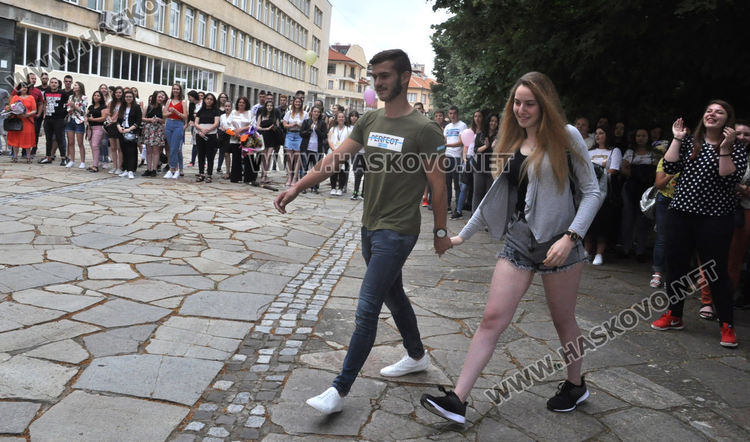 Ясим Якуб е отличник във ФСГ, избраха Мис и Мистър на випуска